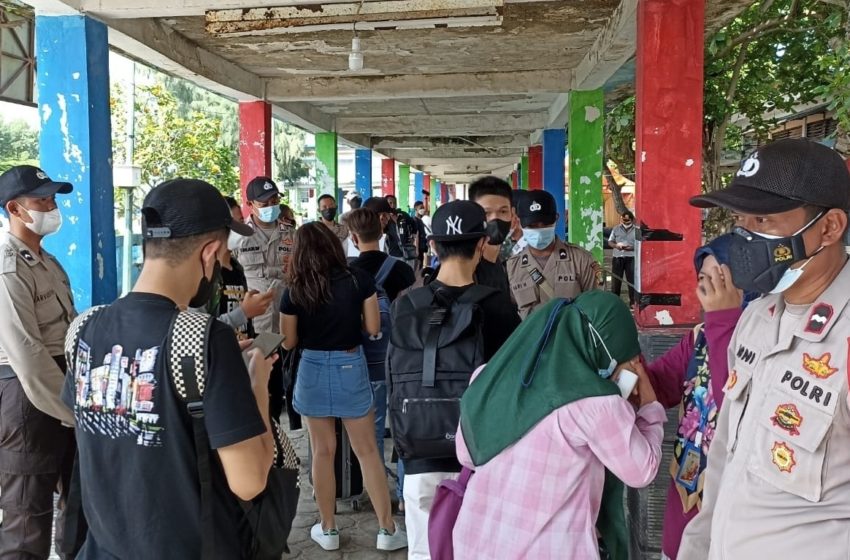  Petugas Pospam Lilin Jaya 2021 Periksa Prokes dan Barang Bawaan Penumpang yang Tiba di Pulau Tidung