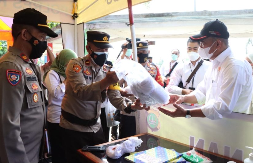 Menteri PMK Prof. Dr. Muhadjir Effendy, M.A.P. tinjau pospam Ops Lilin Jaya di Pulau Tidung. (Foto: WG)