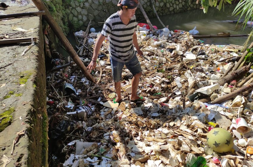  Saiful Bersihkan Sampah di Kali Pasanggrahan, Prihatin!