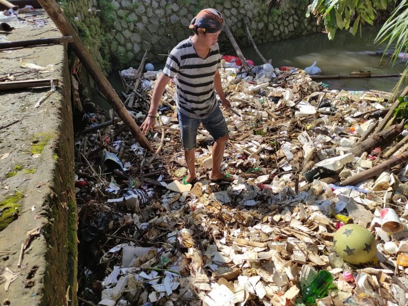 Saiful Bersihkan Sampah di Kali Pasanggrahan, Prihatin!