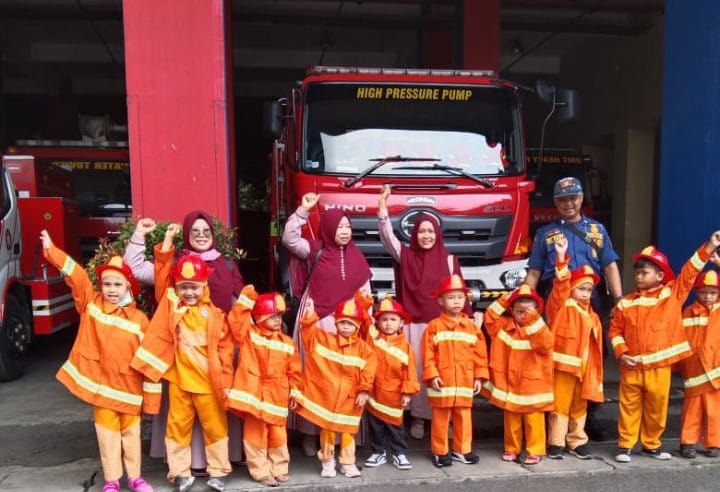  Siswa TK Al Quran At Taubah Diperkenalkan Profesi Pemadam Kebakaran