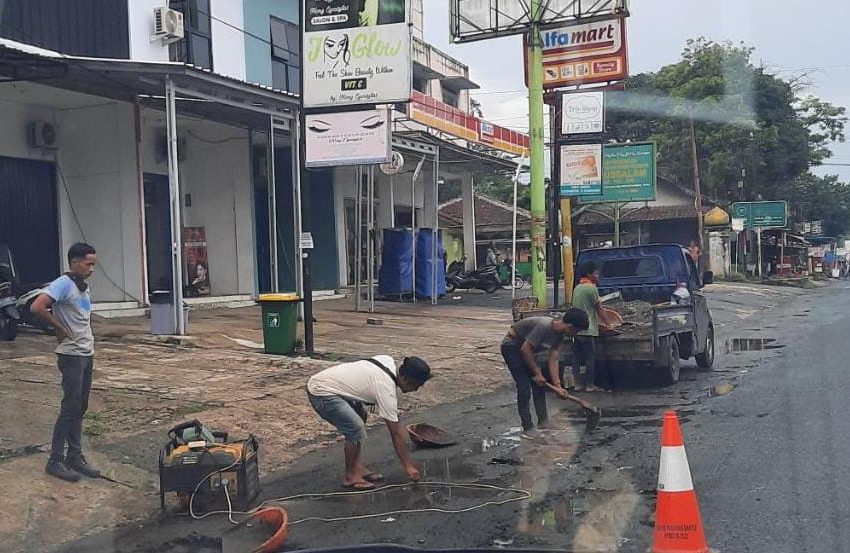  Pasca musim penghujan, UPTD PJJ Wilayah Pandeglang DPUPR Banten Lakukan Pemeliharaan Jalan 