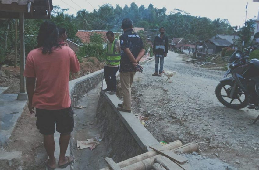  Kabid DPUPR Lebak Monitoring Pembangunan Situregen – Simpang Cibarengkok
