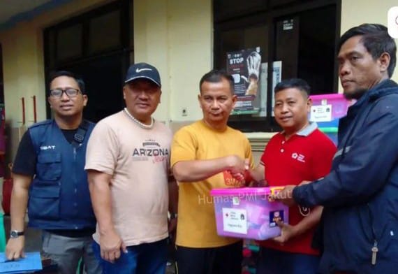  PMI Jakarta Utara Berikan Bantuan Bagi Penyintas Kebakaran di RW 02 Pademangan Barat