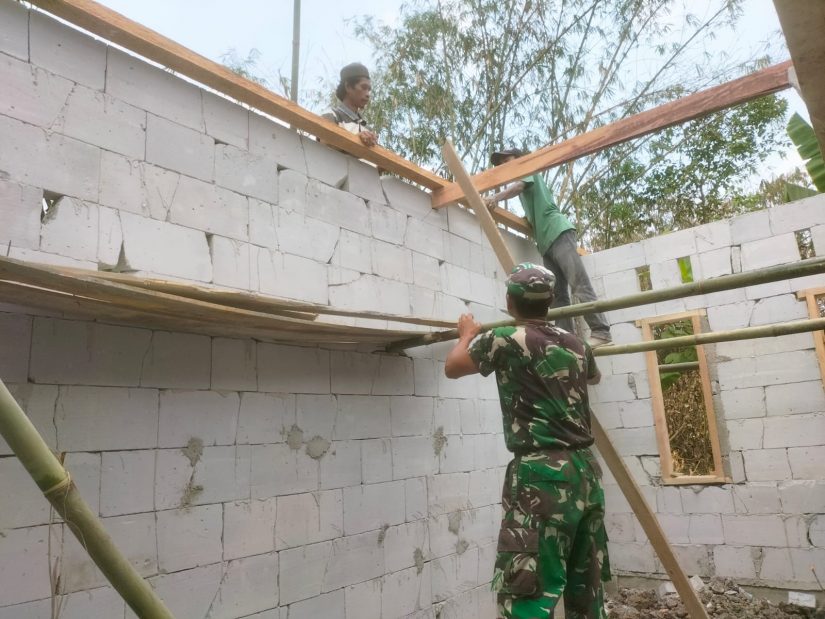 Babinsa 0602-20/Pamarayan Terus Kebut Pembangunan Rumah Ibu Kamsah Salah Satu Penerima Rehab
