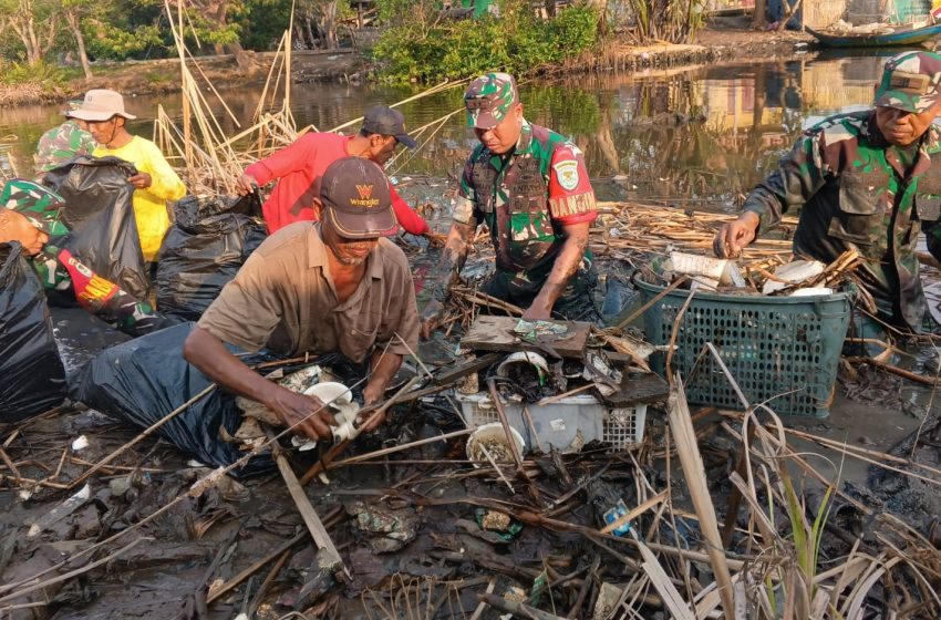  Dandim 0602/Serang Terjun Langsung Bersihkan Sampah Di Sungai Cidurian Kampung Tanara
