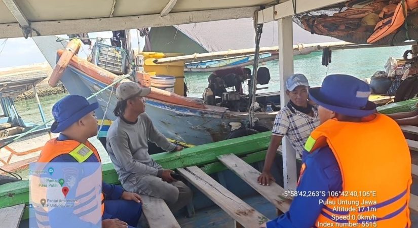 Patroli Laut Satpolairud Polres Kepulauan Seribu Berikan Himbauan Kamtibmas dan Keselamatan kepada Nelayan