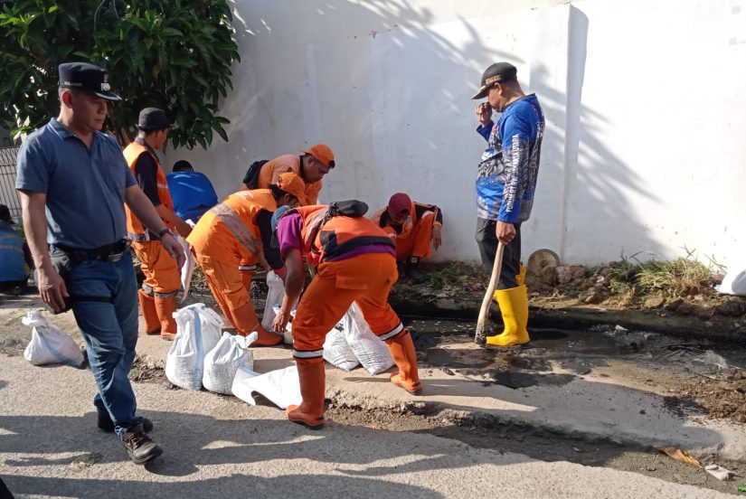 Warga RW 07 Kelurahan Tugu Selatan, Koja, Jakarta Utara bersama petugas Penanganan Prasarana dan Sarana Umum (PPSU), dan UPK Badan Air melakukan kerja bakti membersihkan lingkungan, Minggu (27/04/2024).